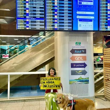 Empresas aéreas não aceitam viagem de cão de suporte emocional, artista que se dirigia a Curitiba-PR realiza protesto em aeroporto
