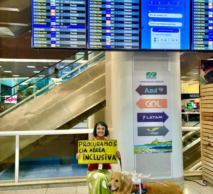 Empresas aéreas não aceitam viagem de cão de suporte emocional, artista que se dirigia a Curitiba-PR realiza protesto em aeroporto