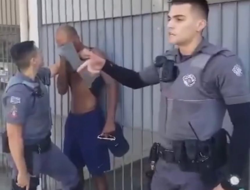 PM joga spray de pimenta direto nos olhos de homem negro que já estava imobilizado pelo pescoço