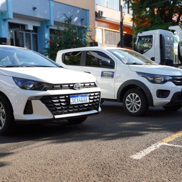 Prefeitura de Sarandi reforça frota com caminhão para Meio Ambiente e entrega 2 veículos para uso da Apae
