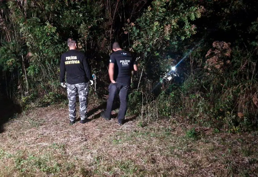 Moradores vêem fumaça e um dia depois encontram corpo carbonizado