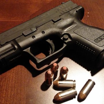 Garoto de 10 anos, filho de delegado, acusado de vender arma e maconha para colega de escola