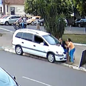 Motorista perde controle do carro e atropela duas mulheres na calçada
