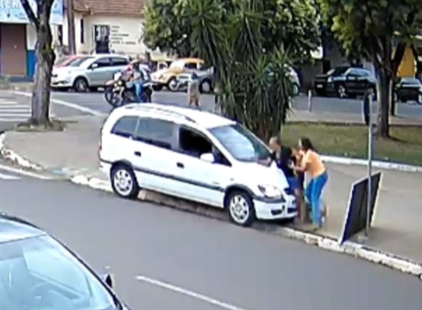 Motorista perde controle do carro e atropela duas mulheres na calçada