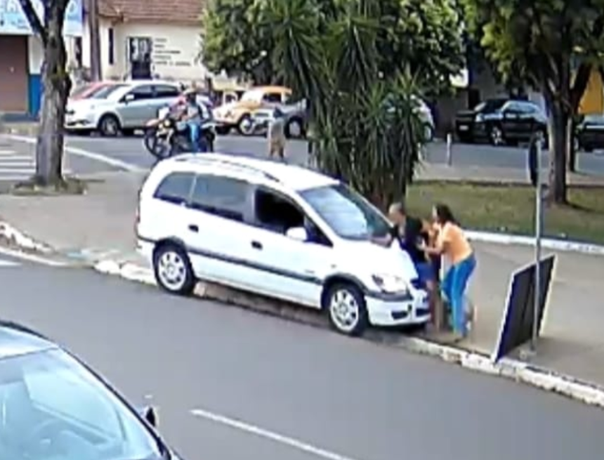 Motorista perde controle do carro e atropela duas mulheres na calçada