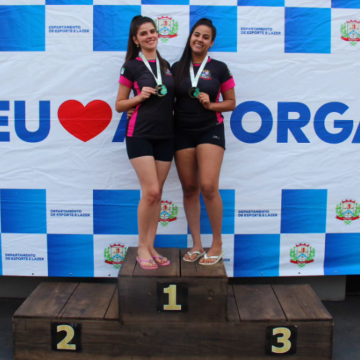 Atletas de Sarandi conquistam ouro no Torneio de Vôlei de Praia da Amusep