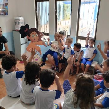 Criador do 1º desenho animado em Libras do Brasil leva educação inclusiva para escolas de Sarandi