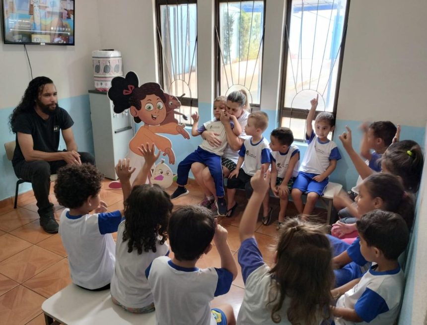 Criador do 1º desenho animado em Libras do Brasil leva educação inclusiva para escolas de Sarandi