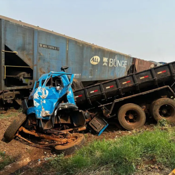 Caminhão é destruído após ser arrastado por trem; Motorista sobrevive com ferimentos