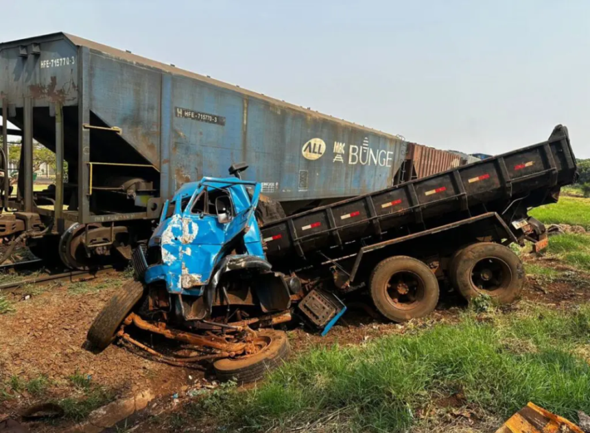 Caminhão é destruído após ser arrastado por trem; Motorista sobrevive com ferimentos