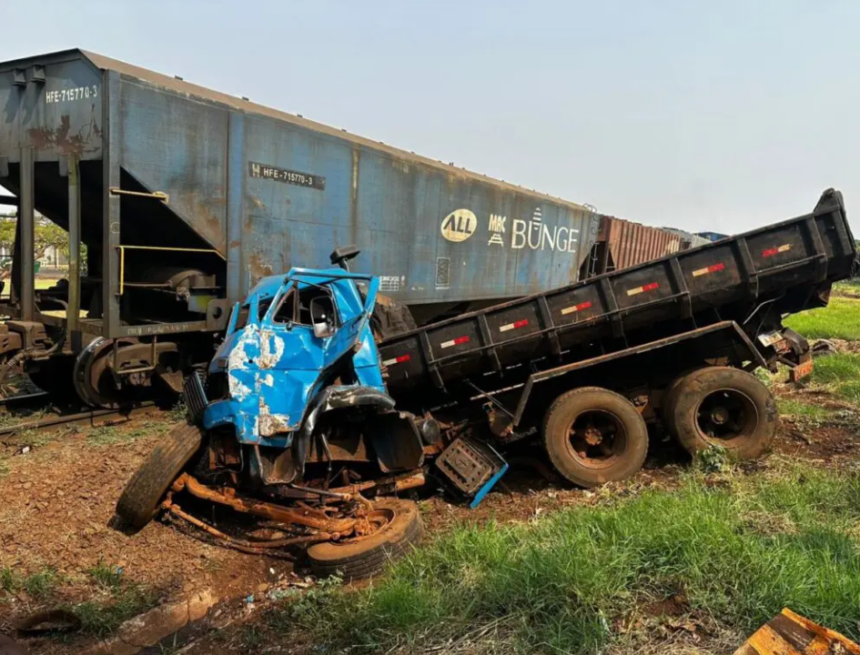 Caminhão é destruído após ser arrastado por trem; Motorista sobrevive com ferimentos