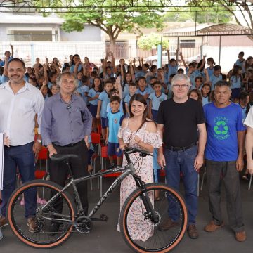 Sarandi entrega ‘Selo Escola Amiga do Meio Ambiente’ após arrecadar 17 toneladas de lixo eletrônico