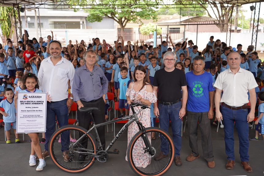 Sarandi entrega ‘Selo Escola Amiga do Meio Ambiente’ após arrecadar 17 toneladas de lixo eletrônico