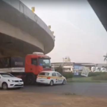 VÍDEO: Carro de autoescola é arrastado por carreta e causa pânico na divisa de Sarandi e Maringá