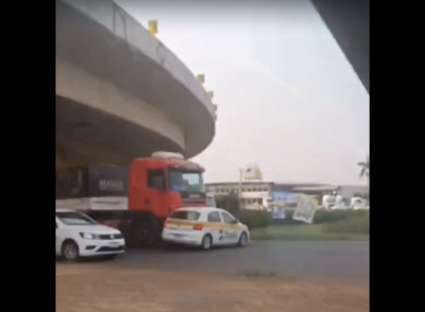 VÍDEO: Carro de autoescola é arrastado por carreta e causa pânico na divisa de Sarandi e Maringá